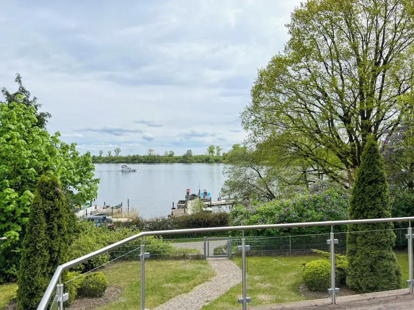 Wohnung mit Wasserblick und Abgeschlossenem Grundstück - Image 1