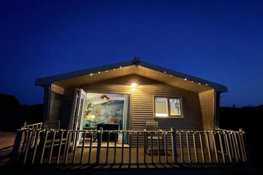 Stunning Award Winning Lakeside Lodge perfect for fishing - Image 1