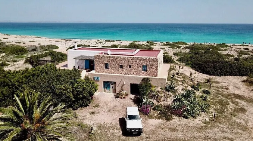 BEAUTIFUL 10/6 PERSON PROPERTY WITH LARGE SWIMMING POOL.   DIRECT ACCESS TO THE SEA. - Image 1