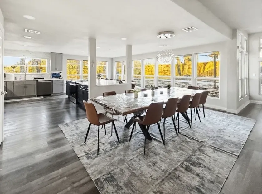 Luxurious and spacious house built for entertainment 5 min walk to lake! - Image 1