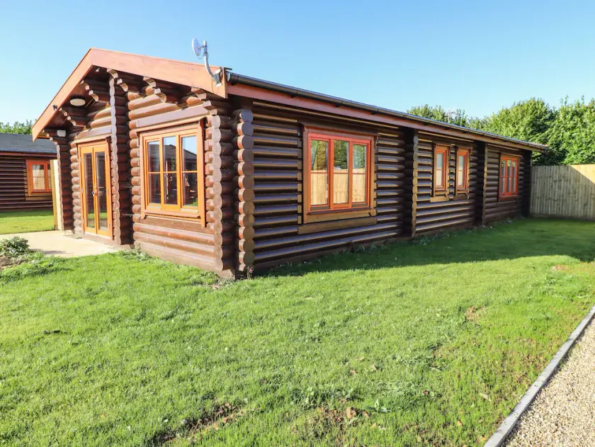 HOLLY LODGE, family friendly, with pool in Greetham, Rutland - Image 1