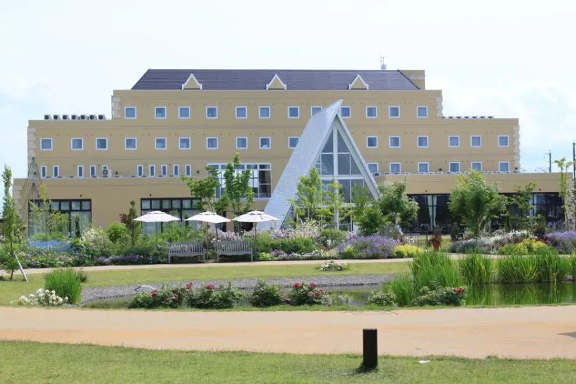 English Garden Hotel Reant - Image 1