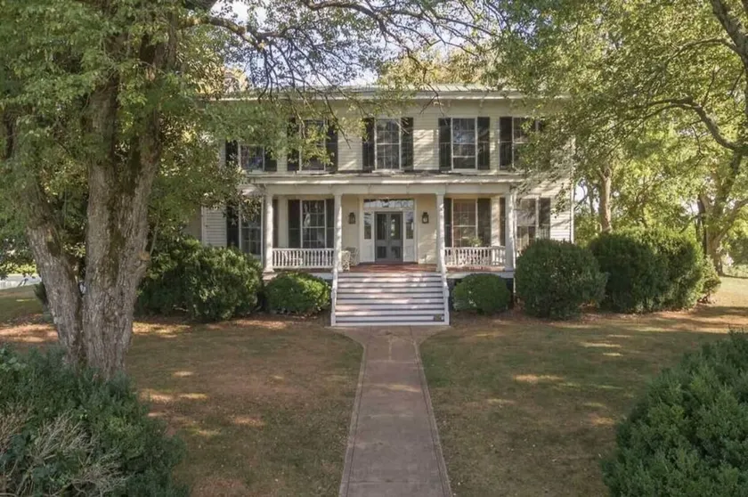 Historic Manor House with Beautiful Pool and Mountain Views - Image 1