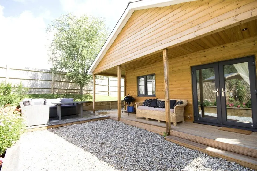 Lovely Lodge on one floor in Country setting - Image 1