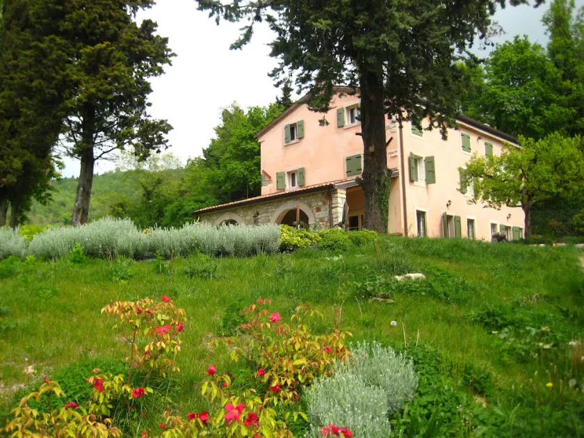 Villa elegante con ampio giardino sulle colline di Verona - Image 1