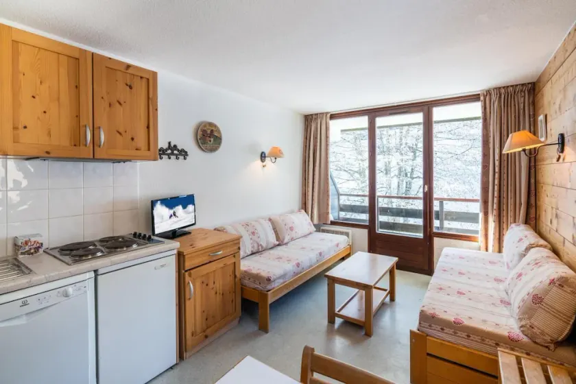 Wifi, 50m from ski slopes, view mountain/ski slopes, swimming pool, balcony, parking, tv, ski locker - Image 1