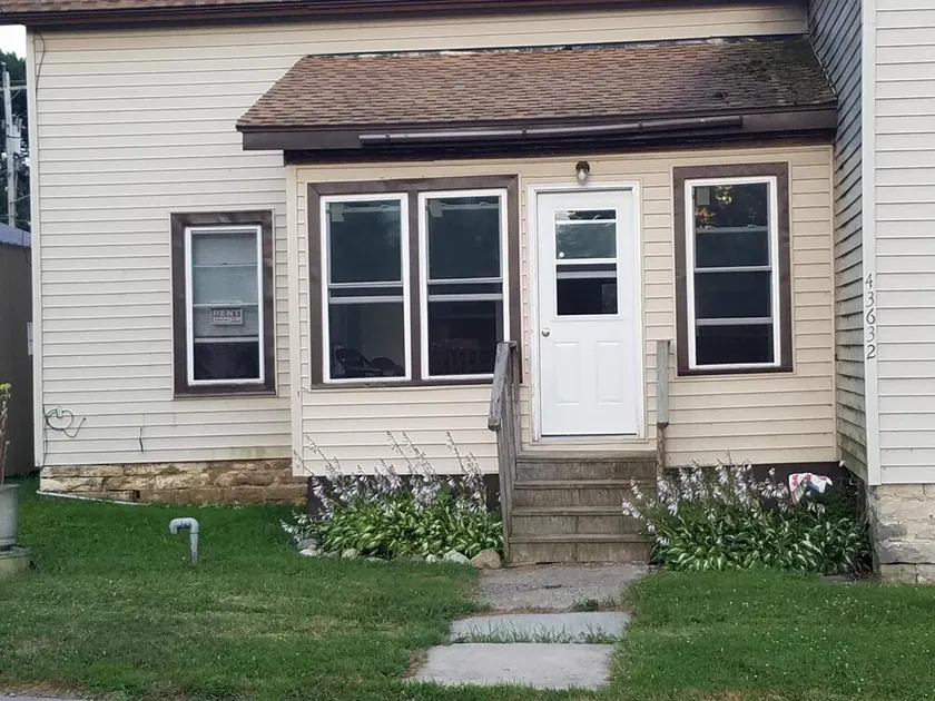 Private 5 rooms, one side of duplex, screened porch, yard space - boat parking, - Image 1