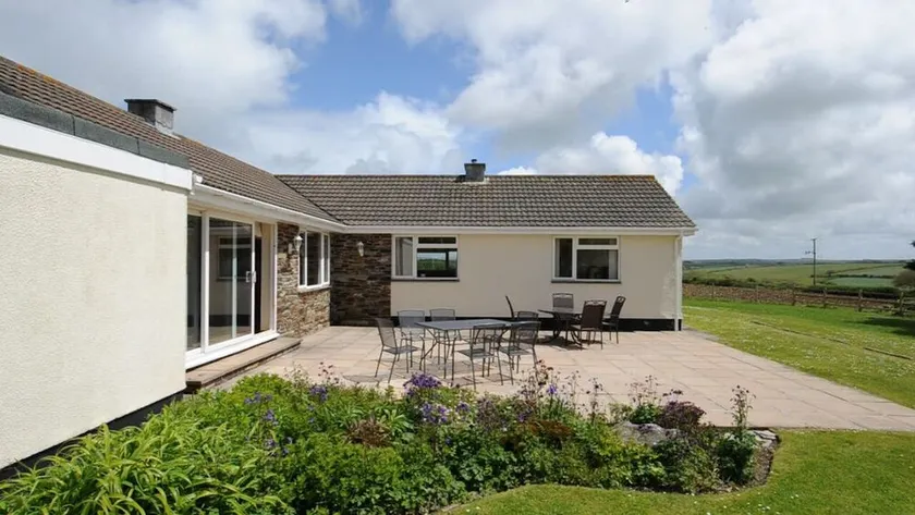 4-bedroom bungalow set in a secluded location - Image 1