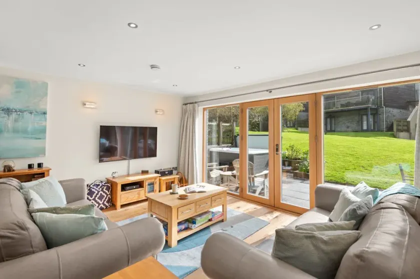 A simply beautiful light and airy south facing property equipped to five star standard, providing sp - Image 1