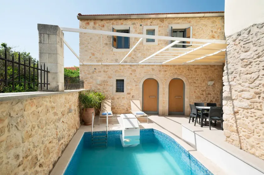 La villa architettonica di pietra, in locazione perfetta per esplorare l'isola - Image 1