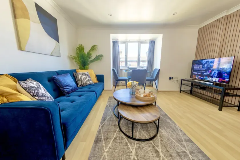 City Centre 3 Bed Townhouse FREE PARKING - Image 1