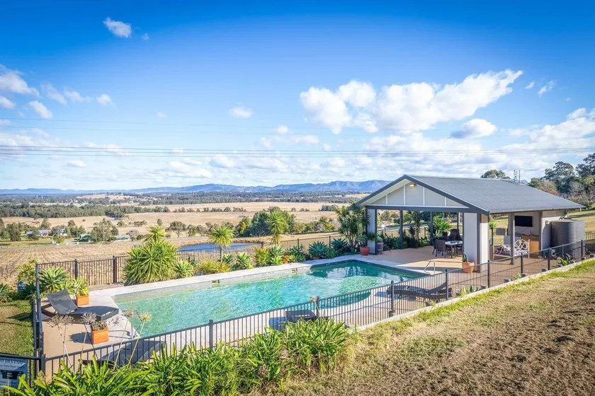 Sovereign Hill Country Lodge - Group accommodation with panoramic views from every room - Image 1