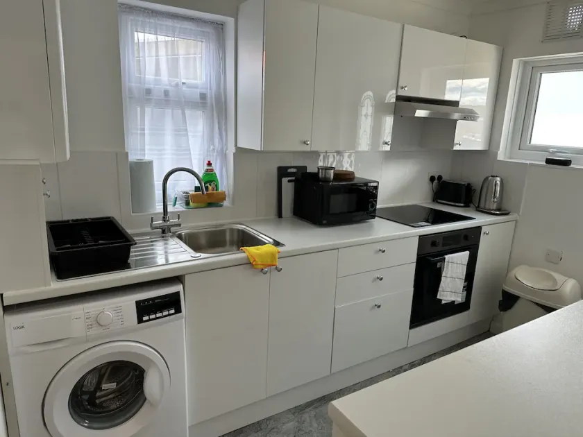 4 bed near Windsor - Image 1