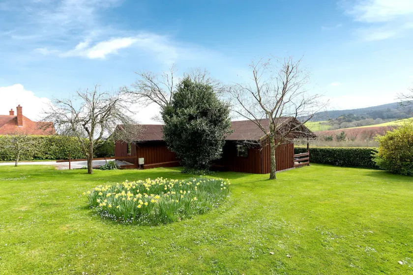 Große Lodge in 3 Hektar mit herrlichem Blick auf das Exmoor, 1, 5 Meilen zu Fuß zu Geschäften und Pubs mit Strand dahinter - Image 1