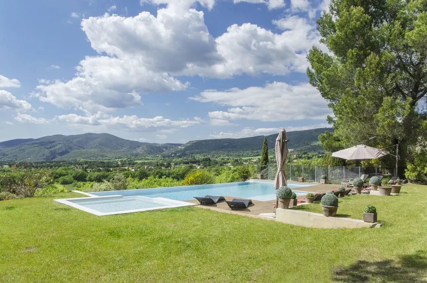 Dominante und außergewöhnliche Aussicht auf Lourmarin, den Luberon und die Alpilles - Image 1