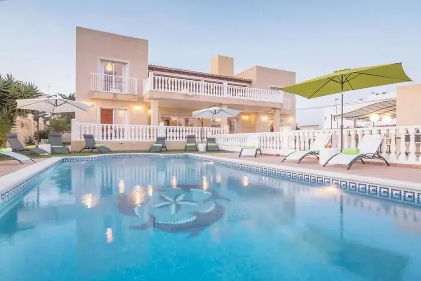 Villa 'Can Pedra Junto A Playa Den Bossa' avec vue sur la mer, Wi-Fi et climatisation - Image 1