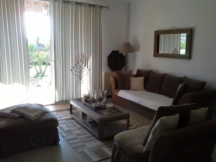 HOLIDAY HOUSE IDEALLY LOCATED - Image 1