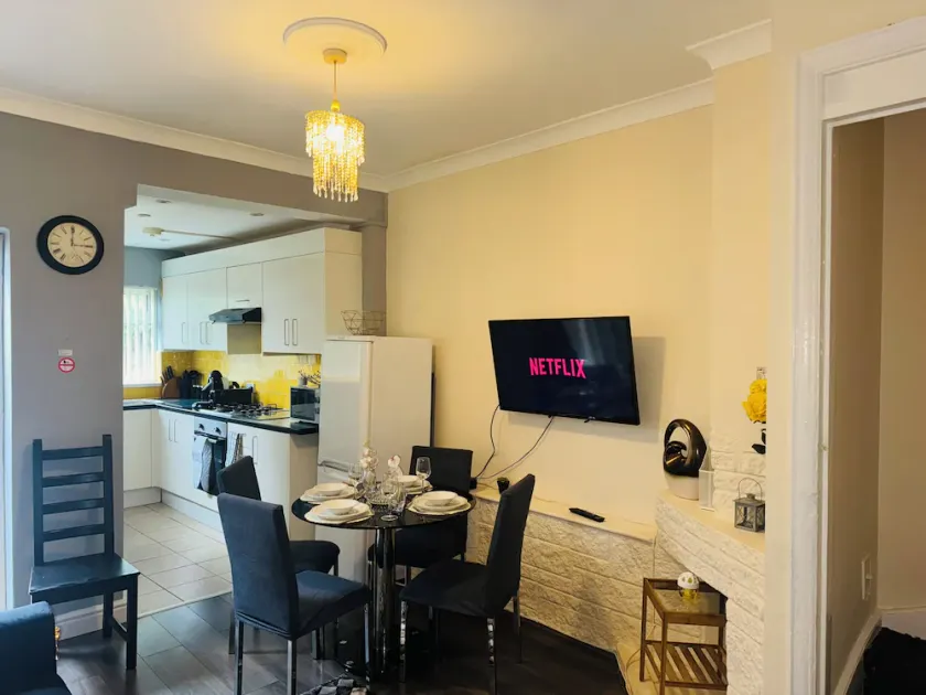 Comfortable 4-bedroom house close to Coventry city centre - Image 1