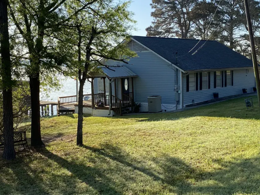 Quiet Lakefront!  Kayak, sup, Lilypad, game room! Pet friendly! - Image 1
