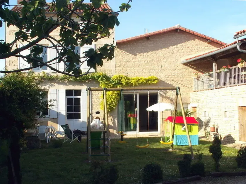 Stone house, 3 bedrooms, WiFi and Parking near Villefagnan - Image 1