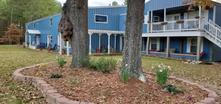 Stay 'n' Play Upstairs 2 Bedroom Apartment 1/4 mile from Houston County Lake - Image 1
