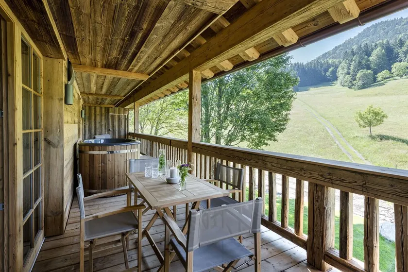Bergwiesen-chalet-suite 80qm, 2 Schlafzimmer, Wohnraum mit Küche, Kamin und Bad mit Sauna, Balkon mit Whirlpool - Image 1
