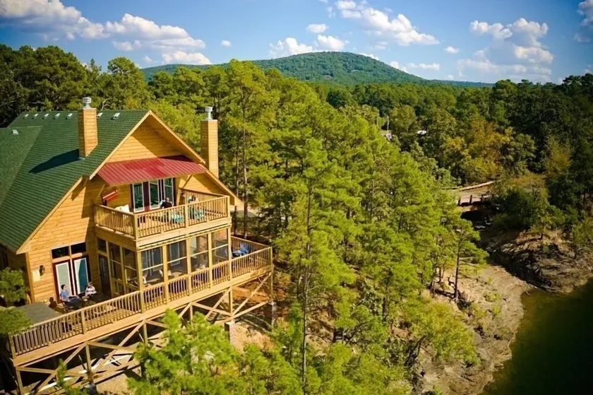 Magnificent Four Bedroom, Two 1/2 Bath luxury, log-sided Harbor North cottage with incredible views of Lake Ouachita. by RedAwning - Image 1