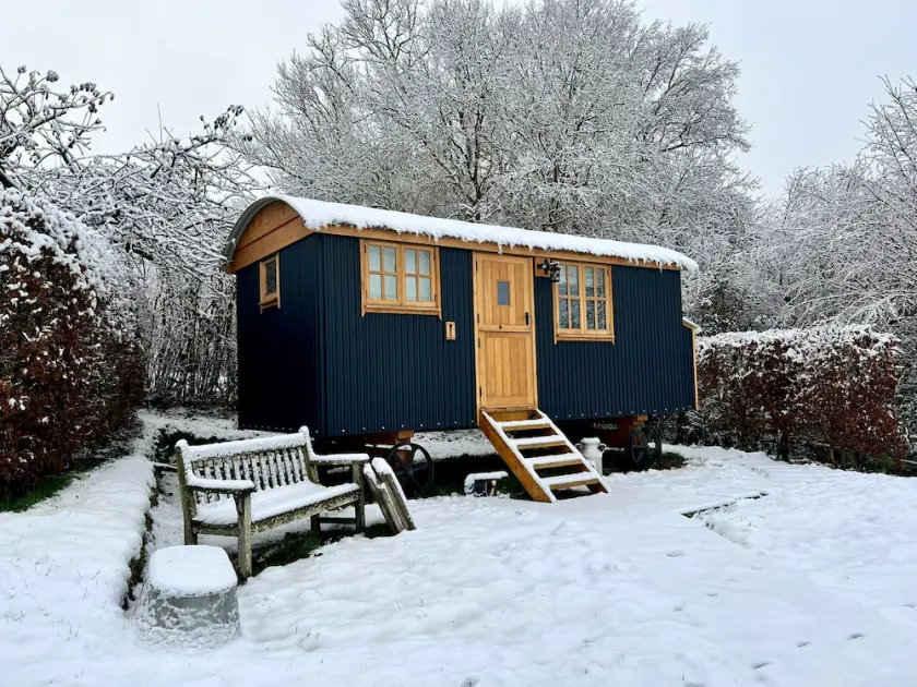 Centrally heated  5 star cosy traditionally built Shepherds Hut w/ en suite WC. - Image 1