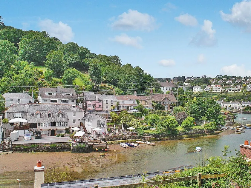 2 bedroom accommodation in Noss Mayo - Image 1