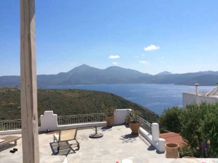 Villa dans village avec vue imprenable sur la mer depuis de grandes terrasses ensoleillées. - Image 1