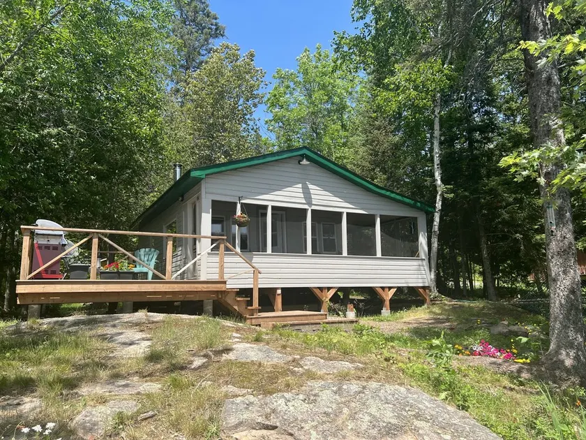 Cabane charmante, calme et rustique sur la rivière française avec véranda fermée et terrasse - Image 1