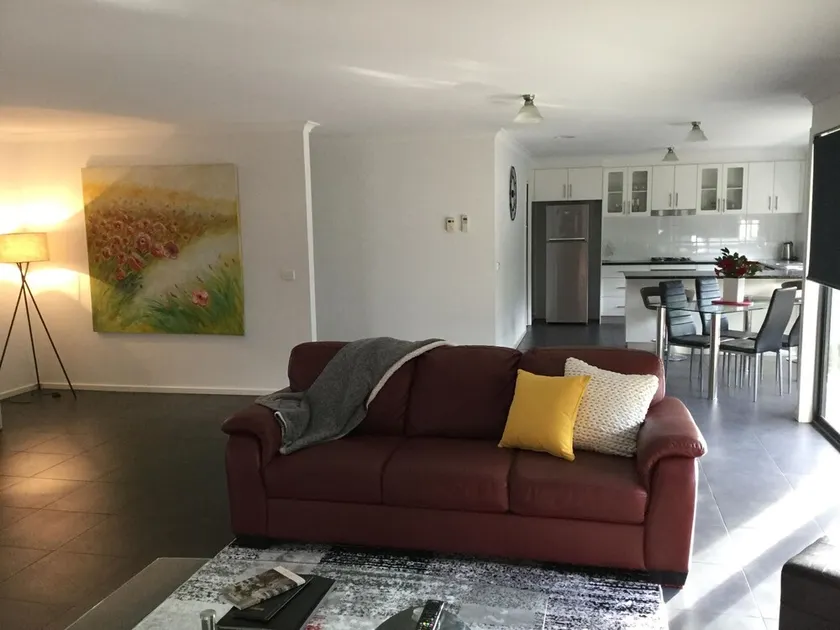AJ's Home. Modern, open plan & quiet location. - Image 1