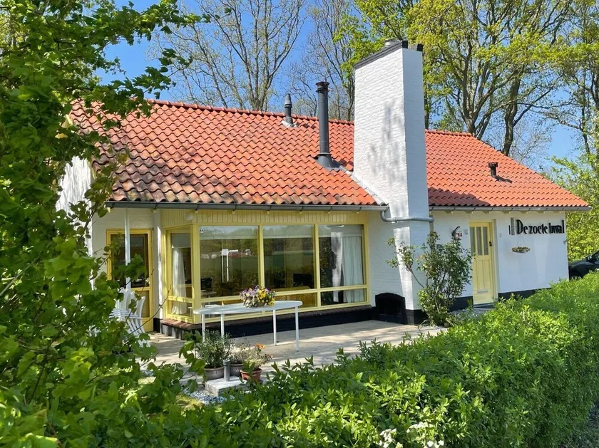Holiday home in Dishoek, Zeeland, directly behind the dunes and just 5 minutes from the beach. Perfect for a relaxing family holiday by the sea. - Image 1