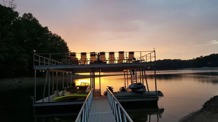 Magnificent Lake Lanier Home-Indonesischen Dekor-Riesige Party Dock - Image 1