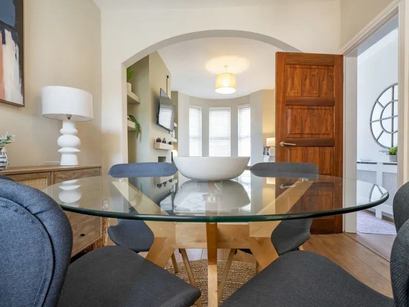Amazing 2BR Townhouse in Fab District - Queens Uni - Pass the Keys - Image 1