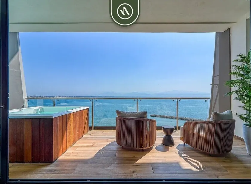 Luxury Oceanfront 3 BR Condo with Balcony - Image 1