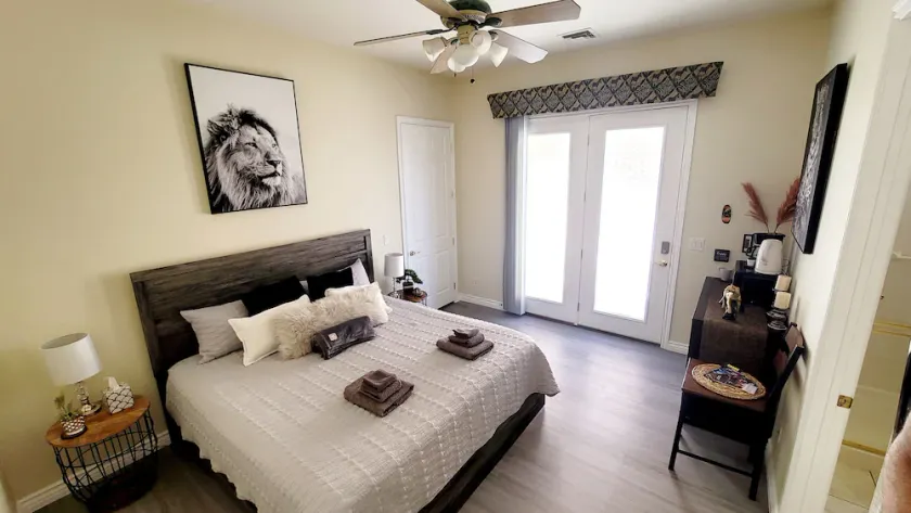 Modern 1 bedroom private suite - FREE parking on premises - Image 1