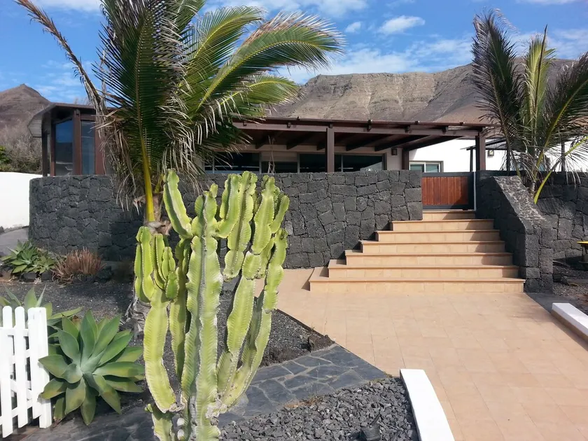 Villa moderne et spacieuse à Famara avec piscine privée et vue imprenable sur la mer - Image 1