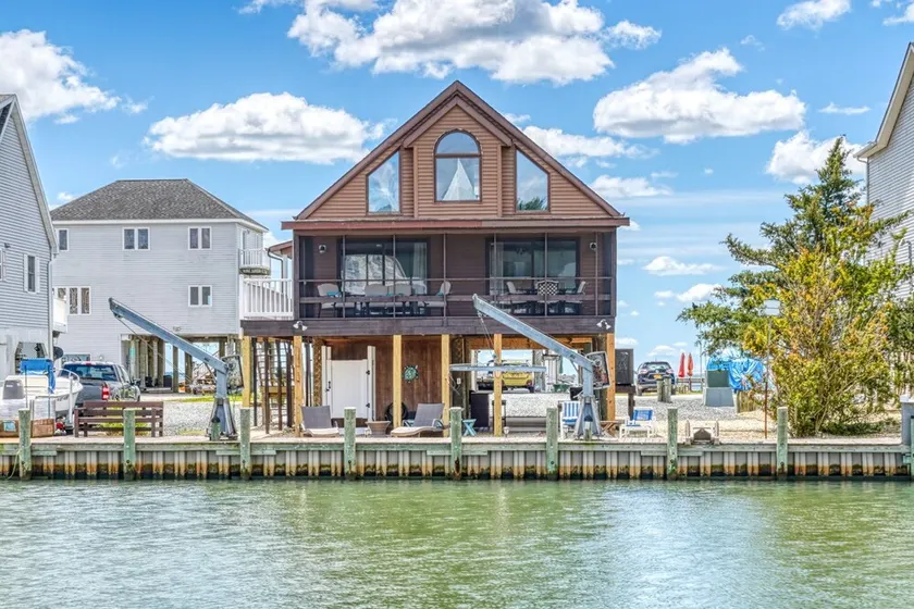 Off Duty | Waterfront, Dock & Boat Lift, Screened Porch, Tiki Bar + Community Pools, Pet Friendly - Image 1
