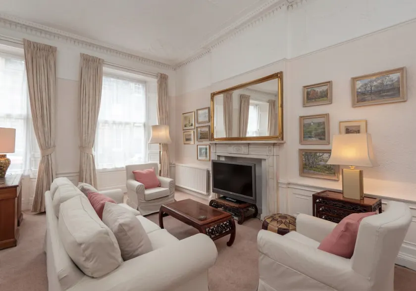 An elegant two-bedroom apartment in the heart of the city. Sleeps 4. - Image 1