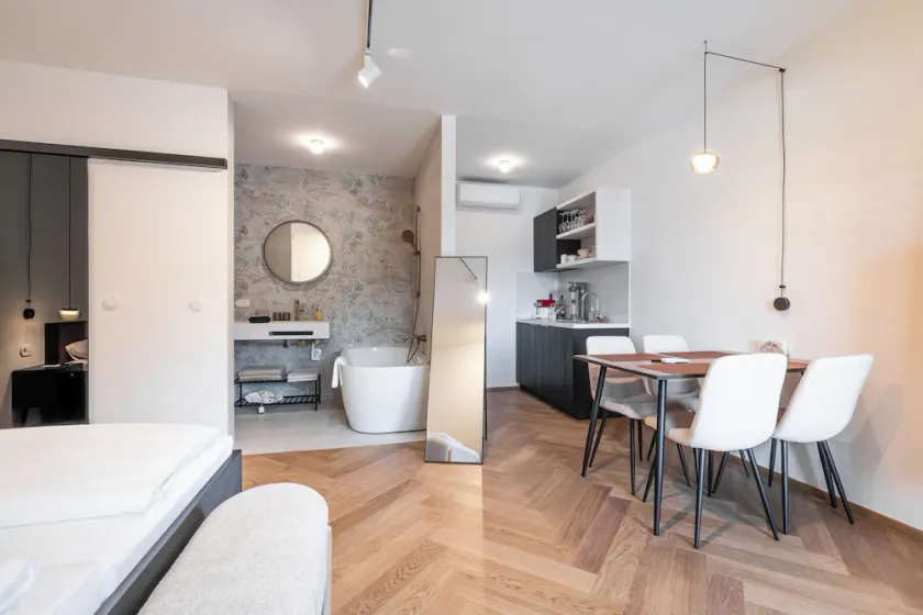 SISTERS Haus Hotel Garni - Image 1