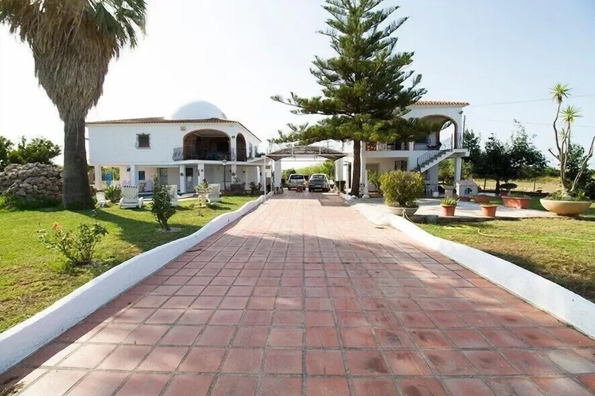 Beautiful villa in the middle of the Valencian orchard  - Image 1