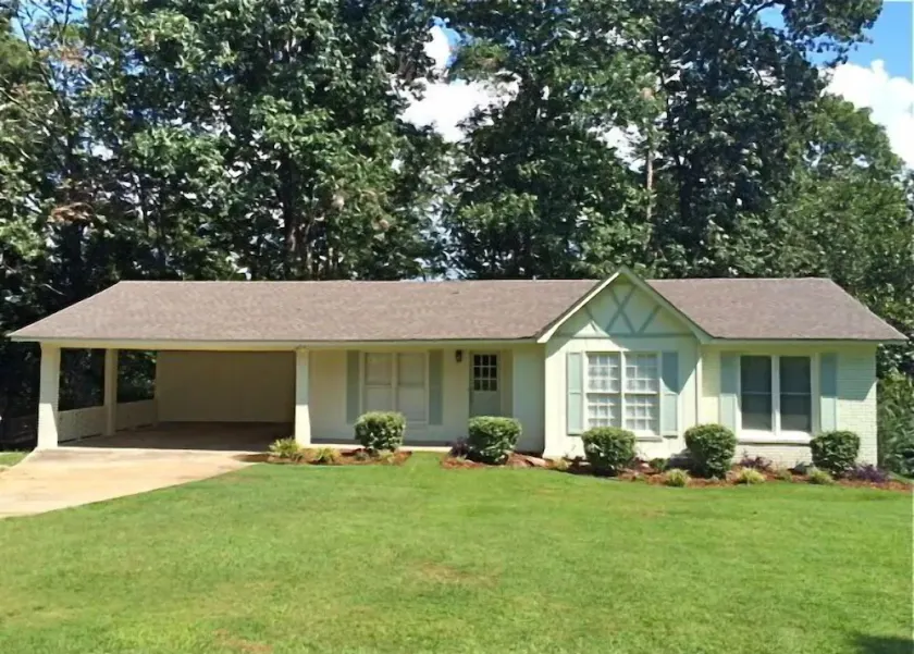 Beautiful Home On Lake Tuscaloosa great for wkend getaway and family gatherings! - Image 1