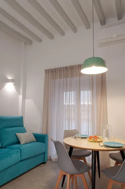Moderno Piso de 2 Dormitorios con Balcón - Image 1