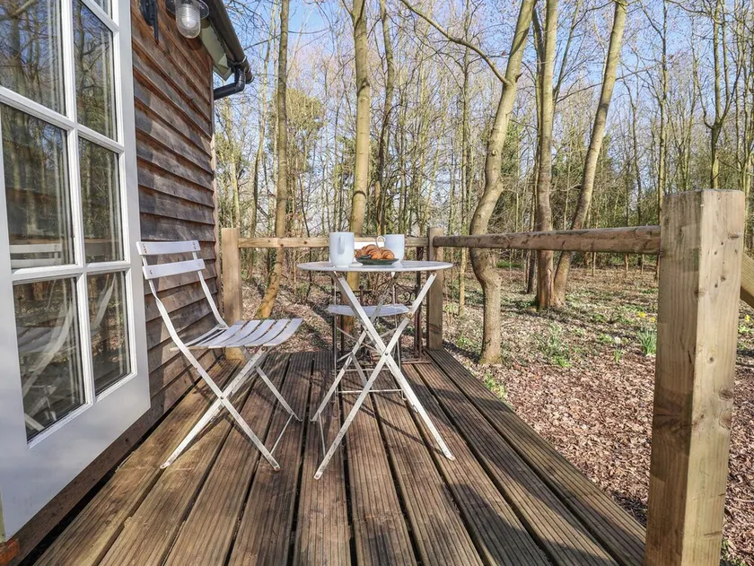 Woodland Retreat Shepherd's Hut - Image 1