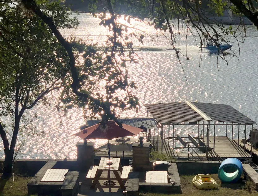 Cactus Camper has lake views with dock & lake access - Image 1