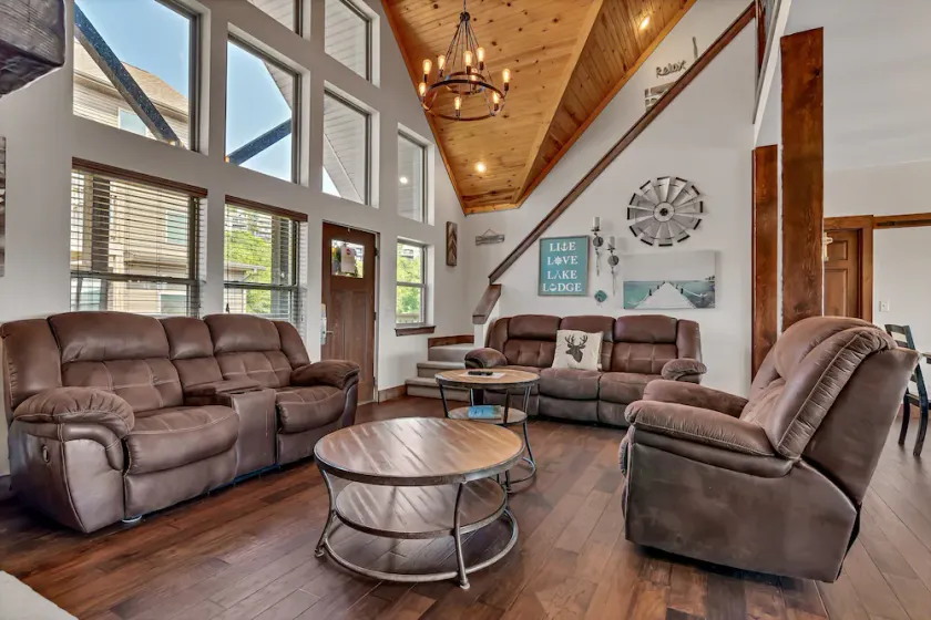 Stunning Lakefront Lodge on Indian Point! 5 BR, 4BA! Bring the Whole Family!! - Image 1
