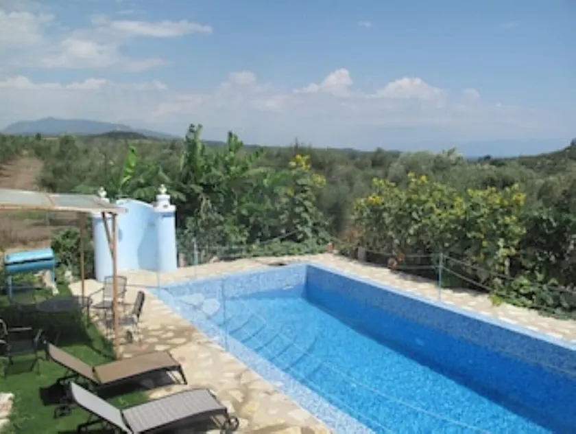 Villa with pool in Falanthi - Image 1