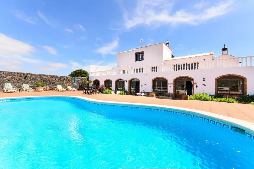 Clara Suite 1: Piscina Ampla, Vistas Deslumbrantes, Terraço, Jardim e Wi-Fi - Image 1