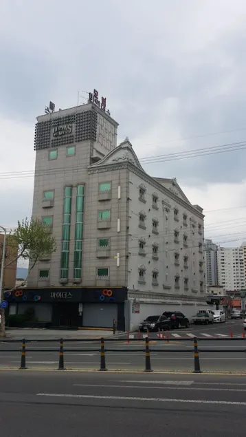 Midas Hotel - Image 1